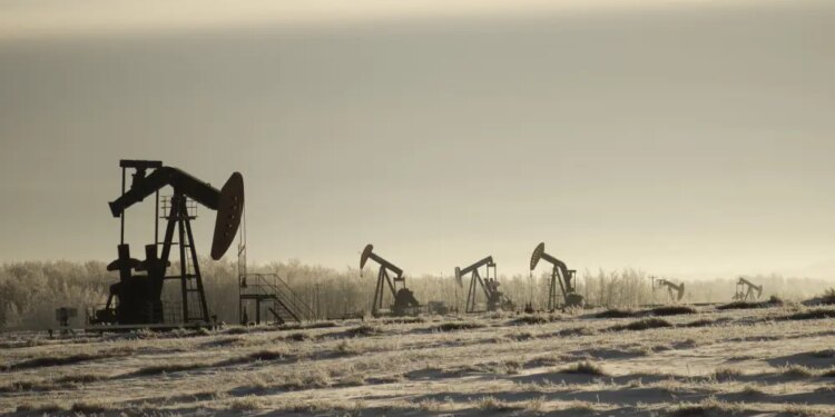 Petróleo fecha em queda com otimismo para acordo EUA-Irã; WTI fica abaixo dos US$ 90