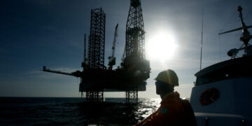Petróleo sobe com sinais sobre negociações EUA e Irã