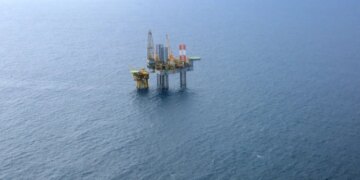 Consumo mundial de petróleo e gás pode precisar cair se guerra persistir, diz dirigente do Fed