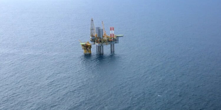 Consumo mundial de petróleo e gás pode precisar cair se guerra persistir, diz dirigente do Fed