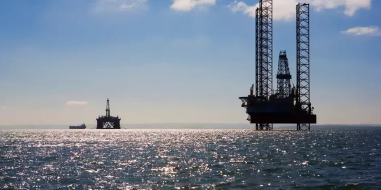 Petróleo fecha em alta e encerra ciclo de quedas da semana de olho no Oriente Médio