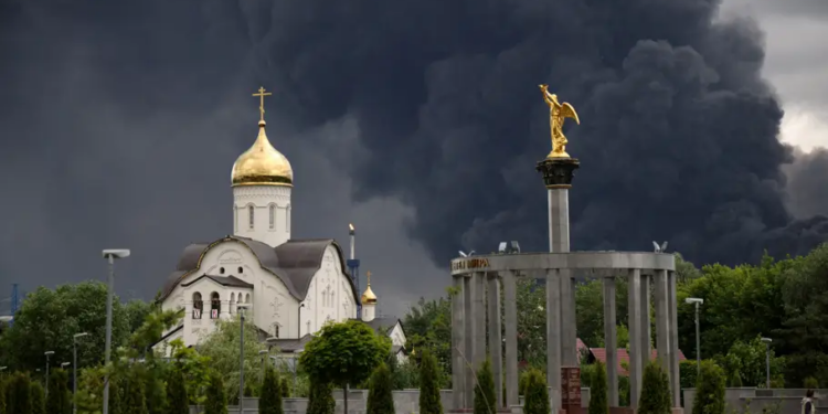 Ucrânia ataca refinaria de petróleo em Moscou e paralisa voos em ofensiva com drones