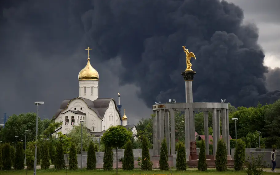 Ucrânia ataca refinaria de petróleo em Moscou e paralisa voos em ofensiva com drones