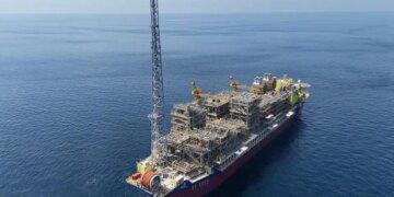 Petrobras e PRIO caem até 5% seguindo petróleo em meio a acordo EUA-Irã