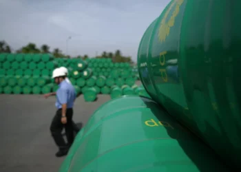 Petróleo fecha em alta, com retomada após tombo de quase 10% na semana passada