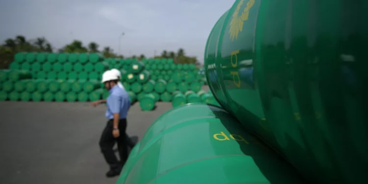 Petróleo fecha em alta, com retomada após tombo de quase 10% na semana passada