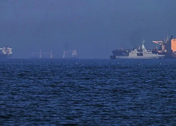 Após ataques, navios dão meia volta no Estreito de Ormuz e petróleo inverte queda