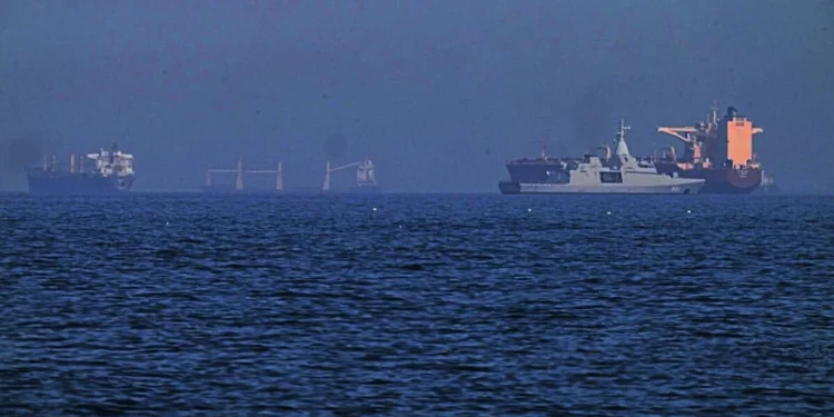 Após ataques, navios dão meia volta no Estreito de Ormuz e petróleo inverte queda