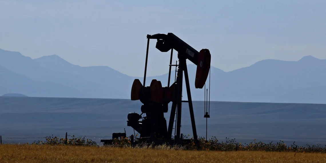 Petróleo cai com ajuste técnico, mas tem salto na semana