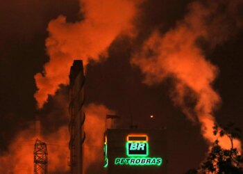 Petrobras deve pagar menos dividendos com queda do petróleo; o que fazer com ação?