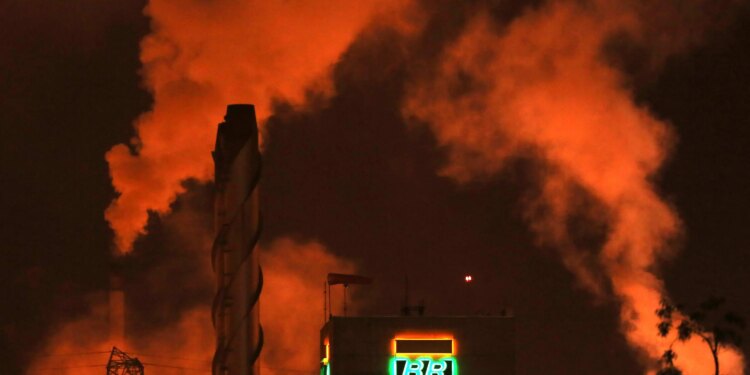 Petrobras deve pagar menos dividendos com queda do petróleo; o que fazer com ação?