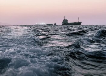 Fluxo de petróleo em Ormuz supera 10 milhões de barris por dia e desafia Irã
