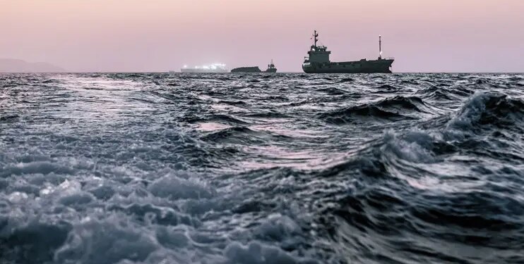 Fluxo de petróleo em Ormuz supera 10 milhões de barris por dia e desafia Irã