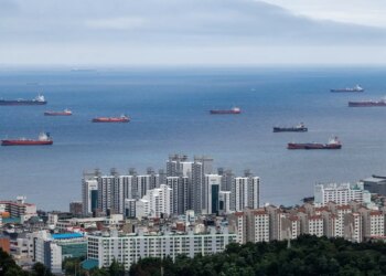 Petróleo despenca com volta da oferta e reacende temor de excesso global