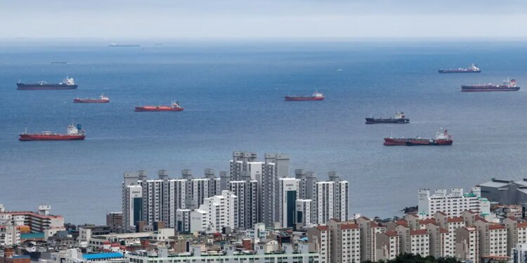 Petróleo despenca com volta da oferta e reacende temor de excesso global
