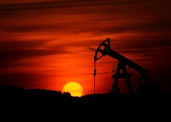 Petróleo dispara mais de 4% após bombardeio no Kuwait e crise no Estreito de Ormuz – Times Brasil
