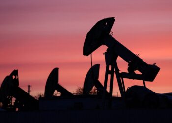 Petróleo caí cerca de 2%, mas caminha para alta semanal com escalada no Oriente Médio – Money Times