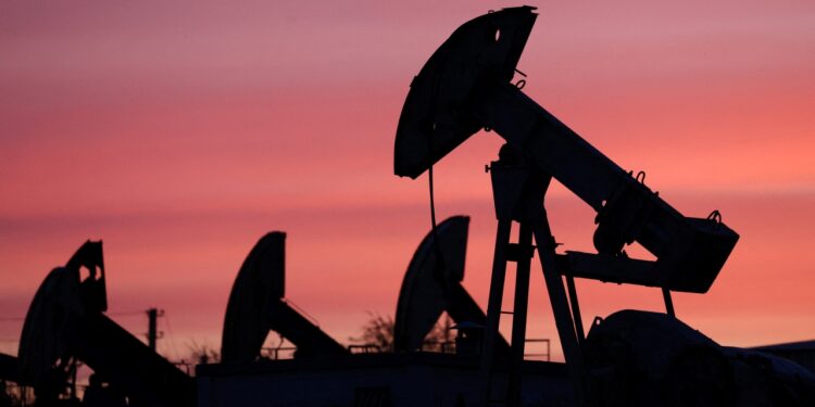Petróleo caí cerca de 2%, mas caminha para alta semanal com escalada no Oriente Médio – Money Times