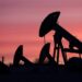 Petróleo caí cerca de 2%, mas caminha para alta semanal com escalada no Oriente Médio – Money Times