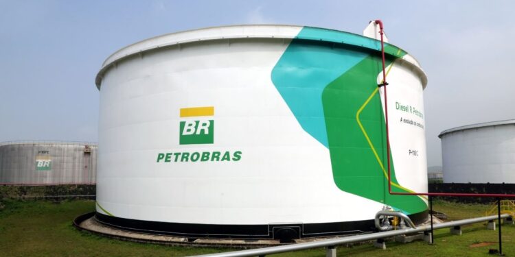 Petróleo perde força com possível trégua no Oriente Médio; o que muda para a Petrobras (PETR4)? – Money Times