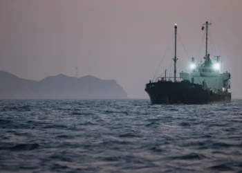 Petróleo cai com retomada do tráfego no Estreito de Ormuz