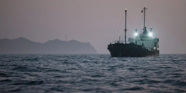 Petróleo cai com retomada do tráfego no Estreito de Ormuz