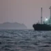 Petróleo cai com retomada do tráfego no Estreito de Ormuz