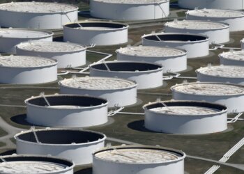 Petróleo fecha com queda de 2% diante de perspectivas de fraca demanda