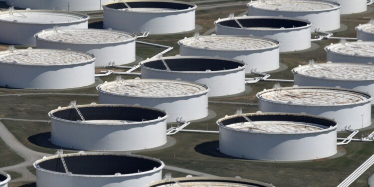 Petróleo fecha com queda de 2% diante de perspectivas de fraca demanda