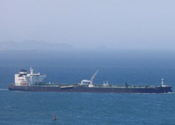 Petróleo sobe no dia, mas despenca na semana com expectativa para acordo sobre Ormuz