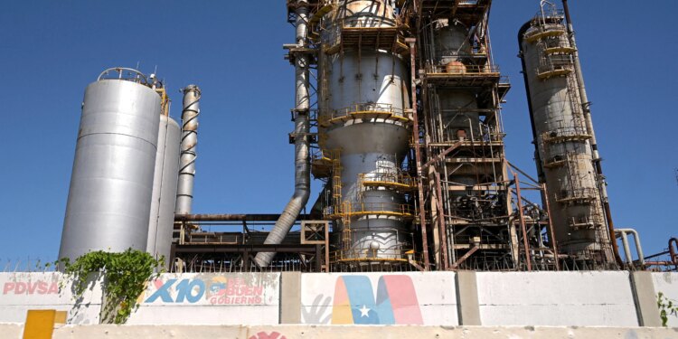 Empresa dos EUA assumirá campos de petróleo da China e da Rússia na Venezuela