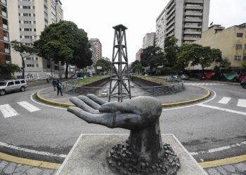 Trump mira reservas da Venezuela e negocia fatia em campos de petróleo