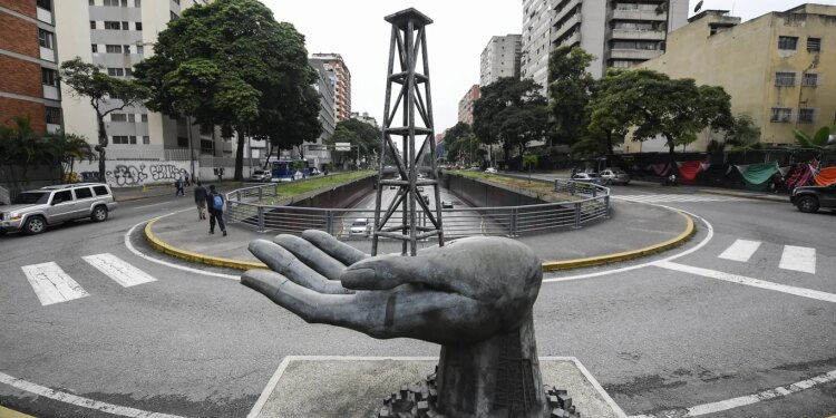 Trump mira reservas da Venezuela e negocia fatia em campos de petróleo