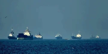 Petróleo cai e volta a operar abaixo de US$ 80