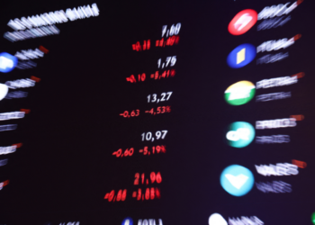 Ibovespa chega a saltar 1,5% e bate 180 mil pontos, mas ameniza com queda do petróleo