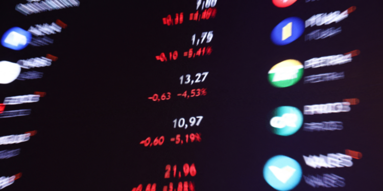 Ibovespa chega a saltar 1,5% e bate 180 mil pontos, mas ameniza com queda do petróleo
