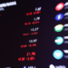 Ibovespa chega a saltar 1,5% e bate 180 mil pontos, mas ameniza com queda do petróleo