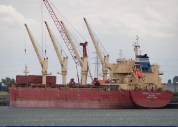 Petróleo fecha dia em alta mas despenca na semana