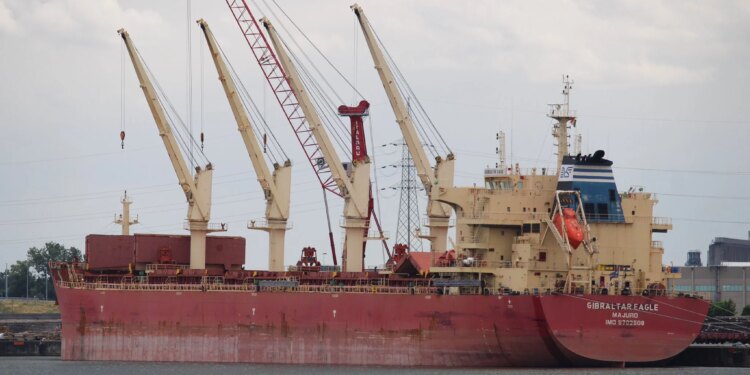 Petróleo fecha dia em alta mas despenca na semana
