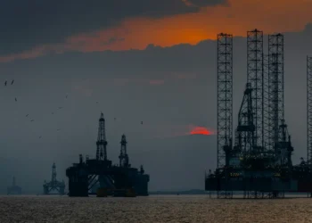 Nigéria oferece incentivos para desbloquear US$ 50 bi de investimentos em petróleo
