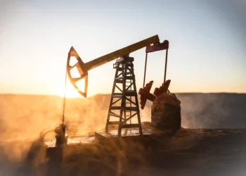 Petróleo recua mais de 2% com projeções menores para demanda global – Times Brasil