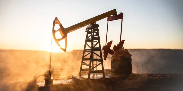 Petróleo recua mais de 2% com projeções menores para demanda global – Times Brasil