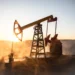 Petróleo recua mais de 2% com projeções menores para demanda global – Times Brasil