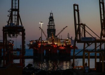Petróleo despenca e futuros dos EUA avançam com negociações entre EUA e Irã