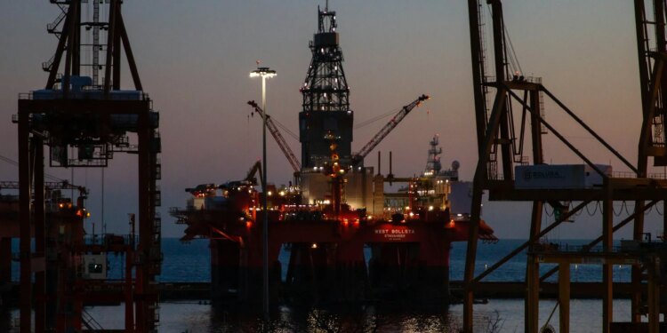 Petróleo despenca e futuros dos EUA avançam com negociações entre EUA e Irã