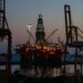 Petróleo despenca e futuros dos EUA avançam com negociações entre EUA e Irã