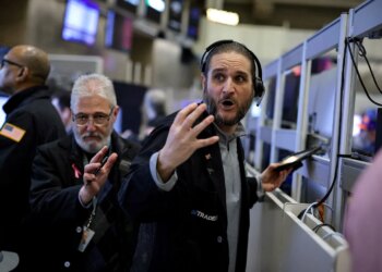 Futuros de NY caem com petróleo acima de US$ 102 e novos alertas sobre IA