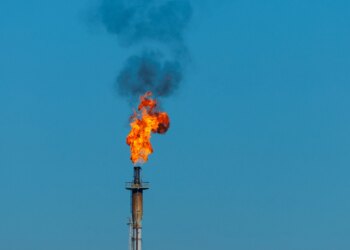 Petróleo cai com reunião EUA-houthis, apesar de ataques contra Arábia Saudita
