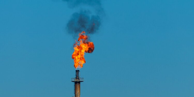 Petróleo cai com reunião EUA-houthis, apesar de ataques contra Arábia Saudita