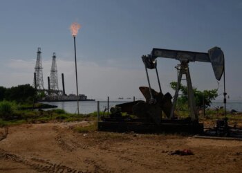 Petróleo cai com sinais diplomáticos no Oriente Médio contendo pressão sobre oferta